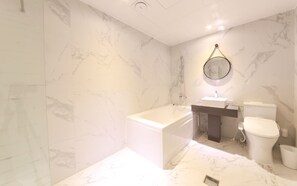 Business Double Room | Bathroom | Free toiletries, hair dryer, bathrobes, bidet - Hound Hotel Sasang (Busan)