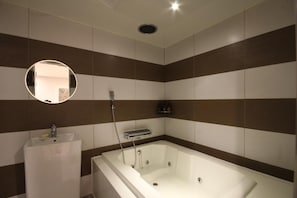 Separate tub and shower, free toiletries, hair dryer, bathrobes - Hotel Gem (Busan)