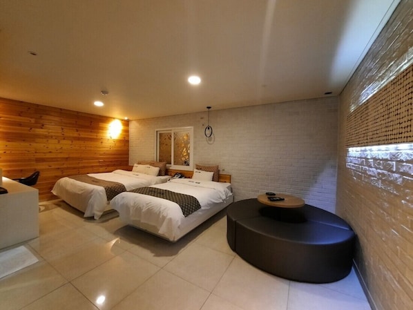 Habitación familiar con 2 camas individuales | Wifi gratis y ropa de cama 