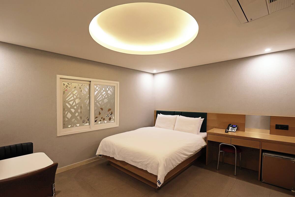 Habitación doble Deluxe (Randomly assigned upon check in) | Wifi gratis y ropa de cama