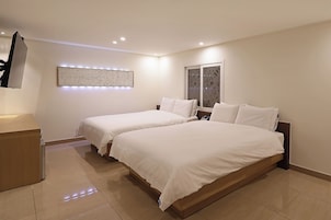 Habitación familiar con 2 camas individuales | Wifi gratis y ropa de cama