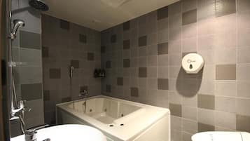 Badewanne und Dusche (separat), kostenlose Toilettenartikel