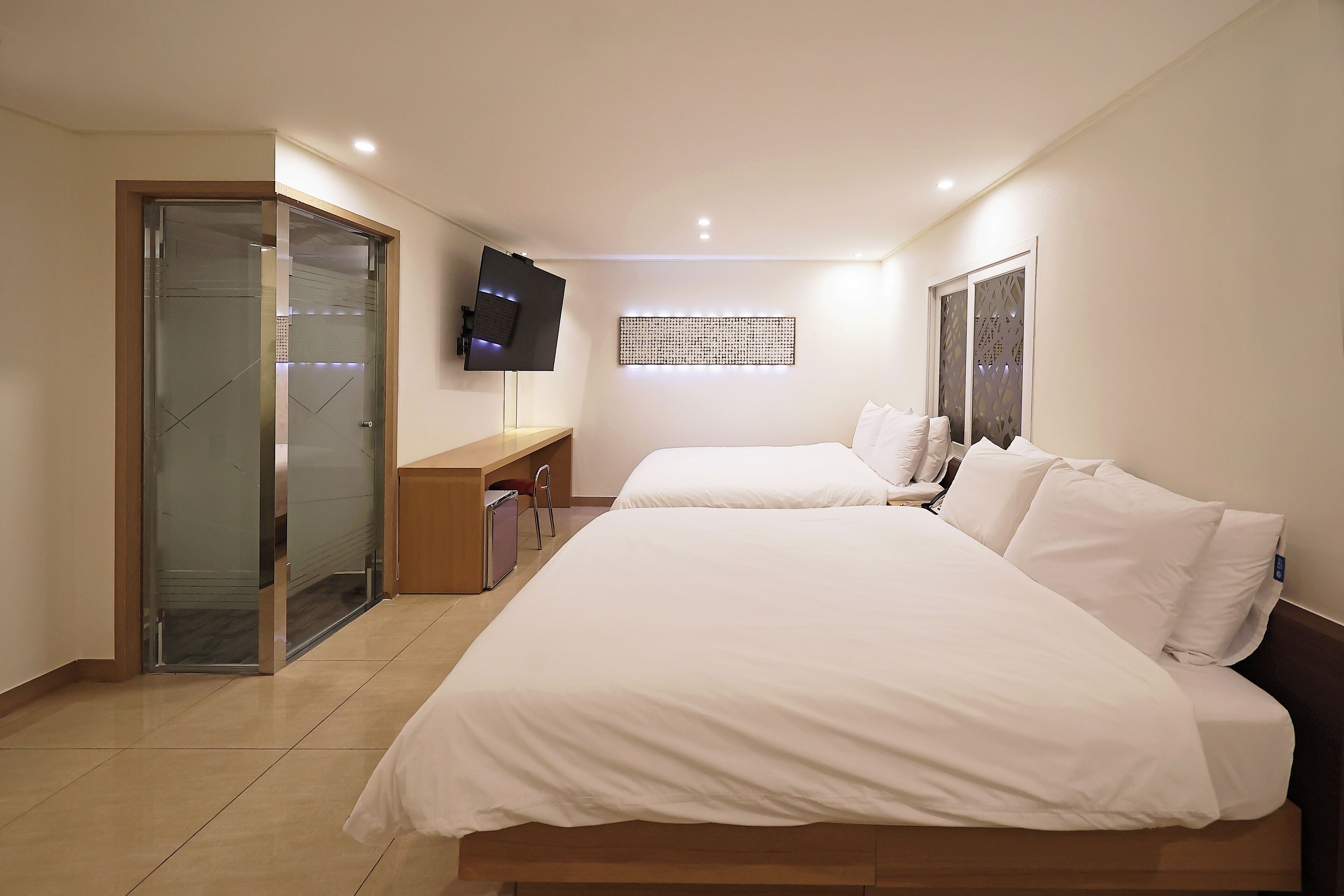 Habitación familiar con 2 camas individuales | Wifi gratis y ropa de cama 