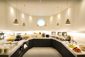 每日供应当地美食早餐（每人 KRW 15000）