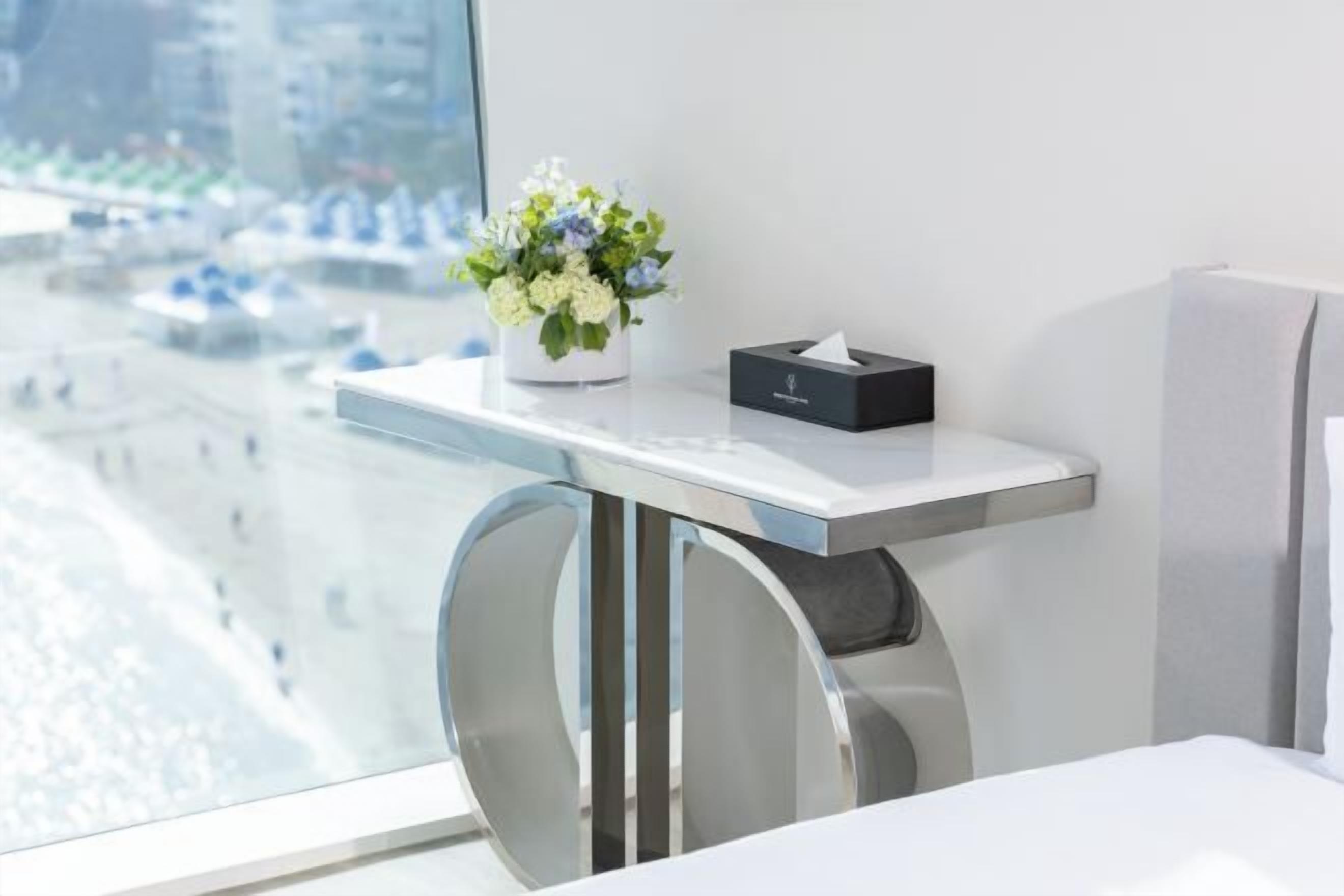 デスク、遮光カーテン、防音設備、WiFi (無料)