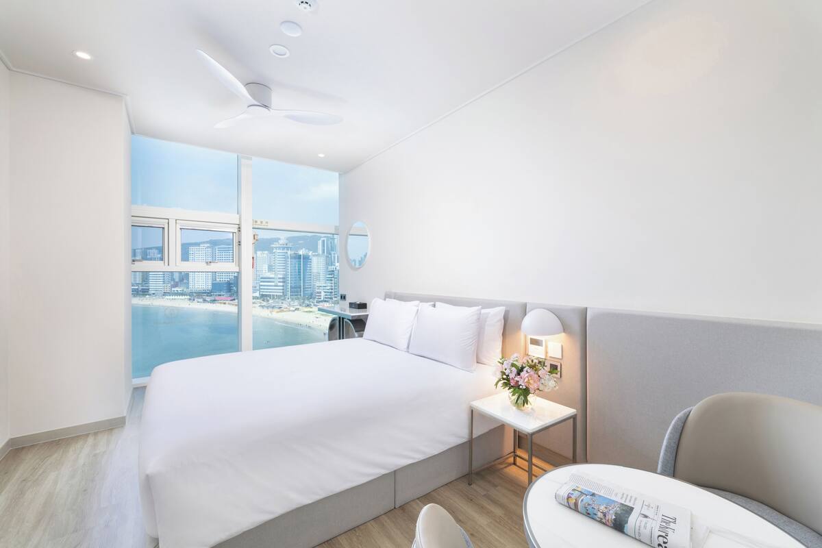 Deluxe Ocean Double | Desk, blackout drapes, soundproofing, WiFi (free)
