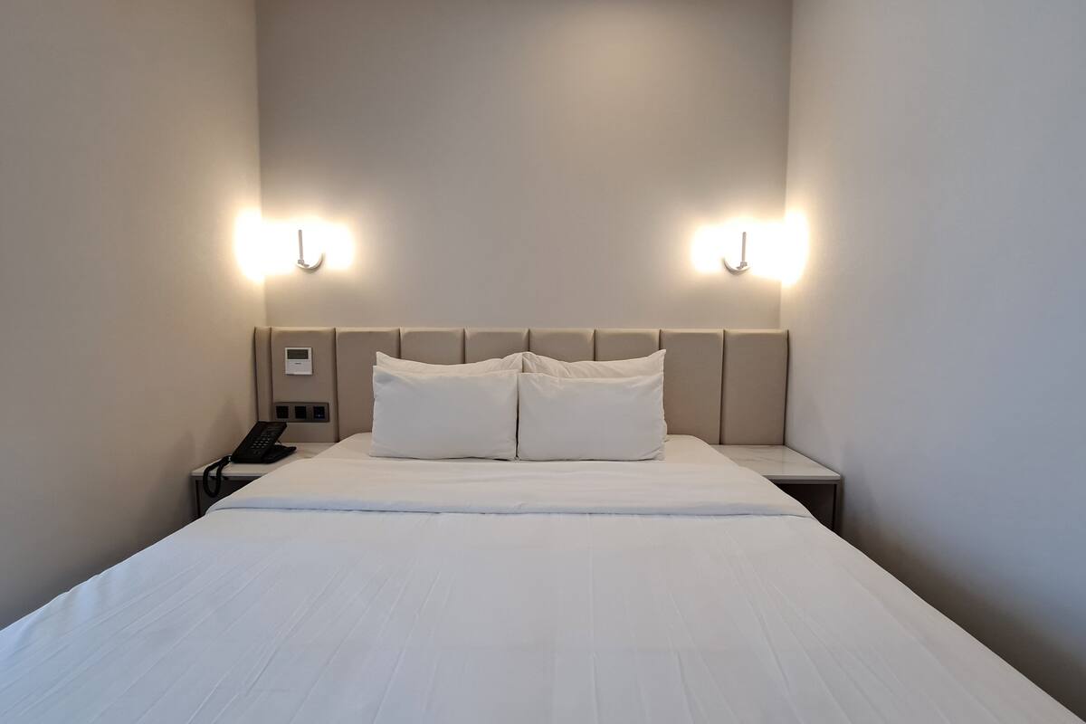 Deluxe Half Ocean Double | Desk, blackout drapes, soundproofing, WiFi (free)