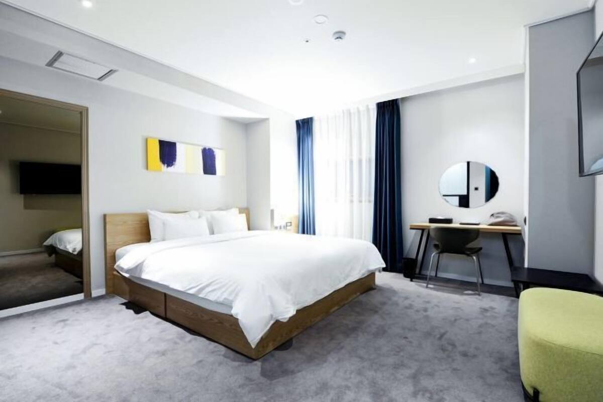 1 bedroom, desk, blackout curtains, soundproofing