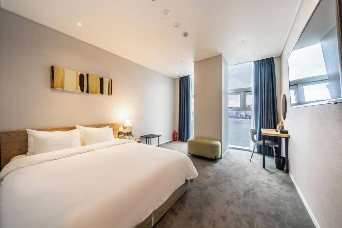 1 bedroom, desk, blackout curtains, soundproofing