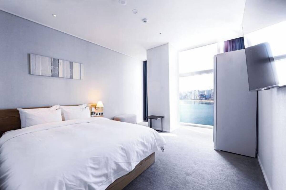 1 bedroom, desk, blackout curtains, soundproofing