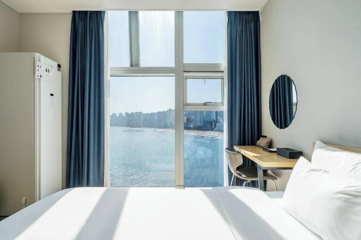 1 bedroom, desk, blackout curtains, soundproofing