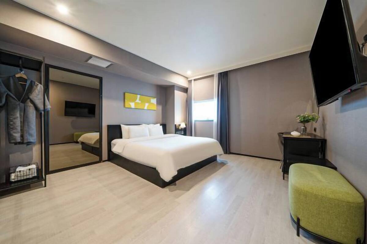 1 bedroom, desk, blackout curtains, soundproofing