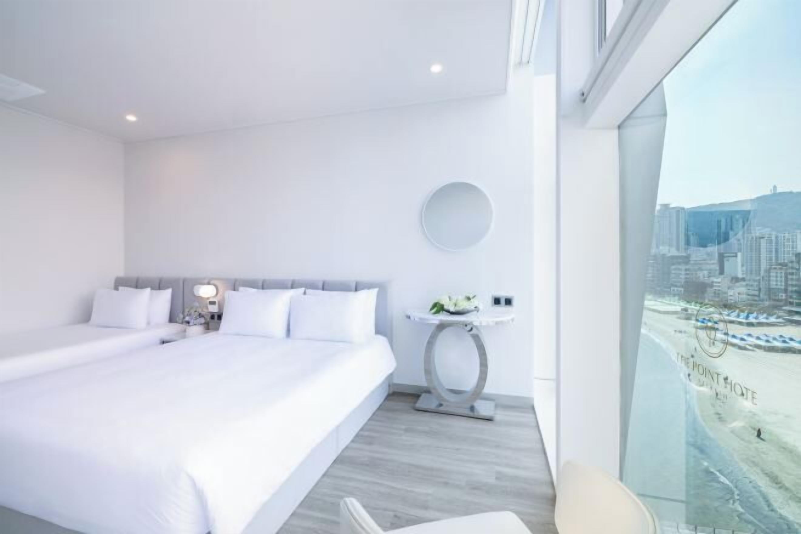 デスク、遮光カーテン、防音設備、WiFi (無料)