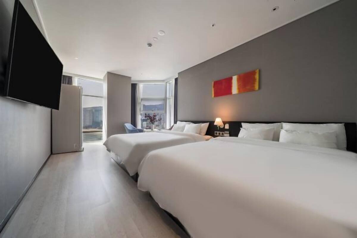 1 bedroom, desk, blackout curtains, soundproofing
