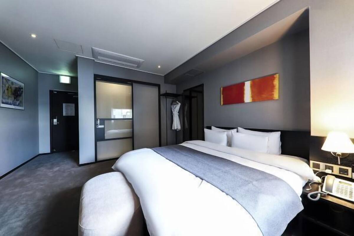 1 bedroom, desk, blackout curtains, soundproofing