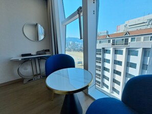 Deluxe Half Ocean Double | Zona de estar | Una televisión de pantalla plana, Netflix, servicios de streaming