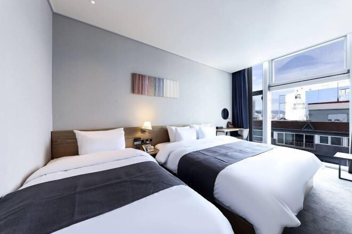 1 bedroom, desk, blackout curtains, soundproofing