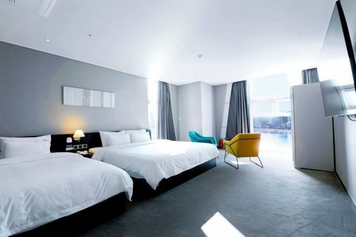 1 bedroom, desk, blackout curtains, soundproofing
