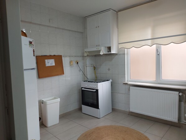 Kühlschrank, Ofen, Geschirrspüler, Wasserkocher