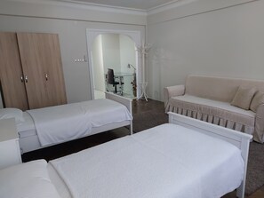 4 makuuhuonetta, silitysrauta/-lauta, ilmainen Wi-Fi, vuodevaatteet