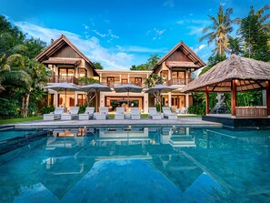 Villa - 6 sovrum (Seseh Beach Villa II) | Utomhuspool | 2 utomhuspooler, parasoller och solstolar