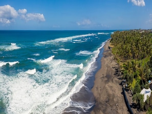 Ubicación a pie de playa, tumbonas, sombrillas y toallas de playa