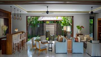 Vila, 6 quartos (Seseh Beach Villa II) | Sala de estar | TV 48 polegadas com canais via satélite, DVD player, dock para iPod