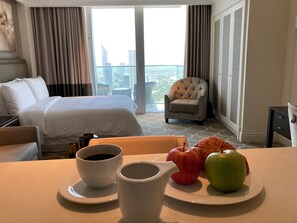 セーフティボックス (室内)、デスク、遮光カーテン