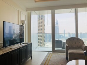 公寓 (3 Bedrooms) | 起居区 | 平板电视、办公室