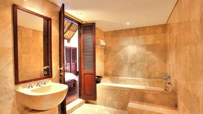 Villa | Salle de bain | Douche cascade, articles de toilette (gratuits), séchoir à cheveux