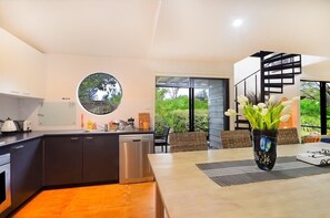 Een koelkast, een microgolfoven, een oven, een vaatwasser