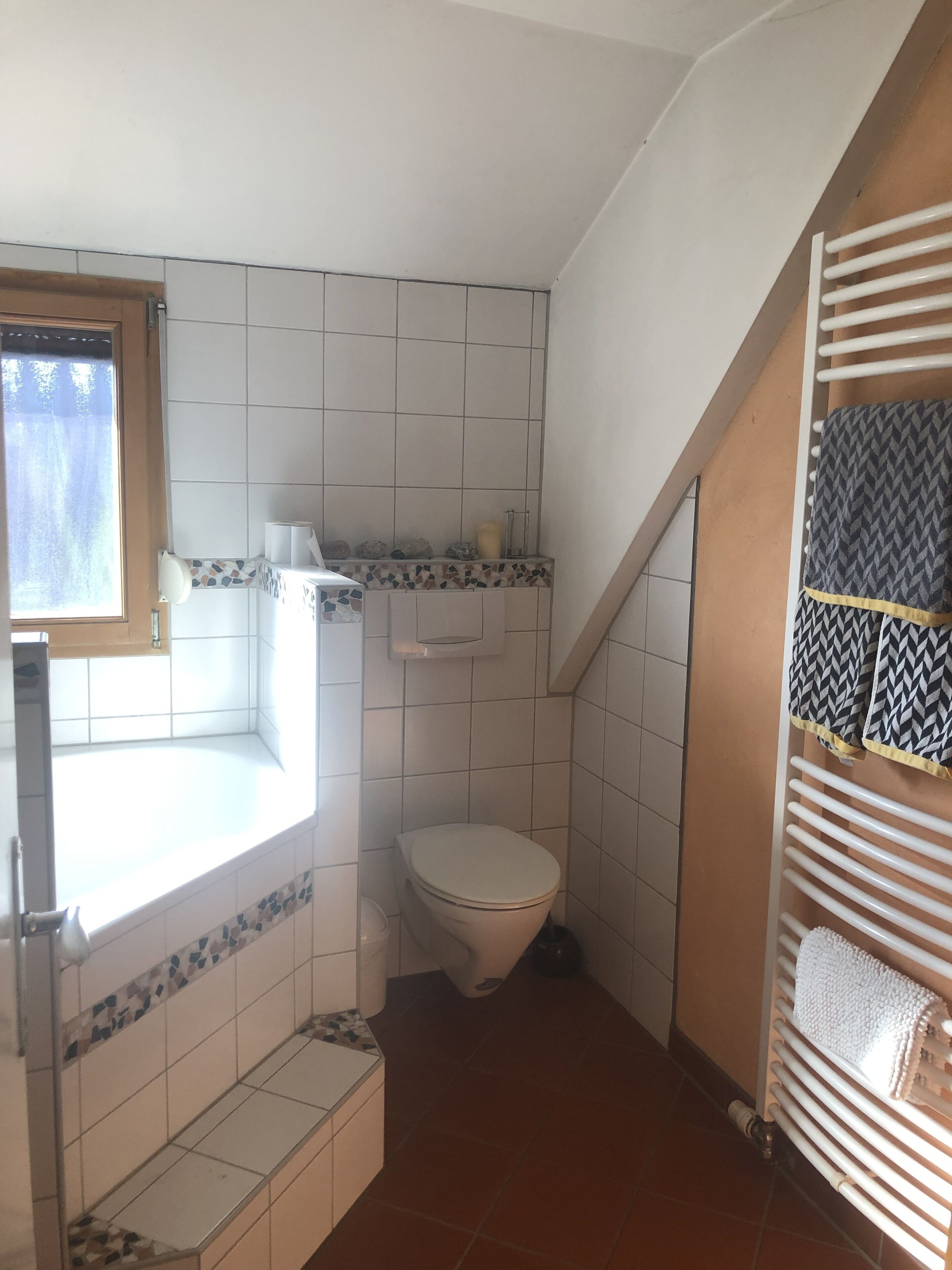 Badewanne, Haartrockner, Handtücher, Seife
