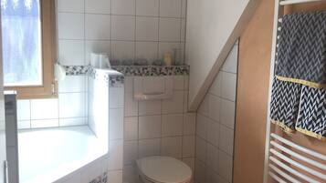 Badewanne, Haartrockner, Handtücher, Seife