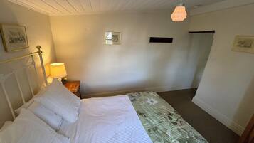 1 Schlafzimmer, Schreibtisch, Bügeleisen/Bügelbrett, Bettwäsche