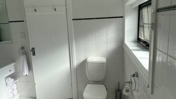 Dusche, Whirlpool, Haartrockner, Handtücher