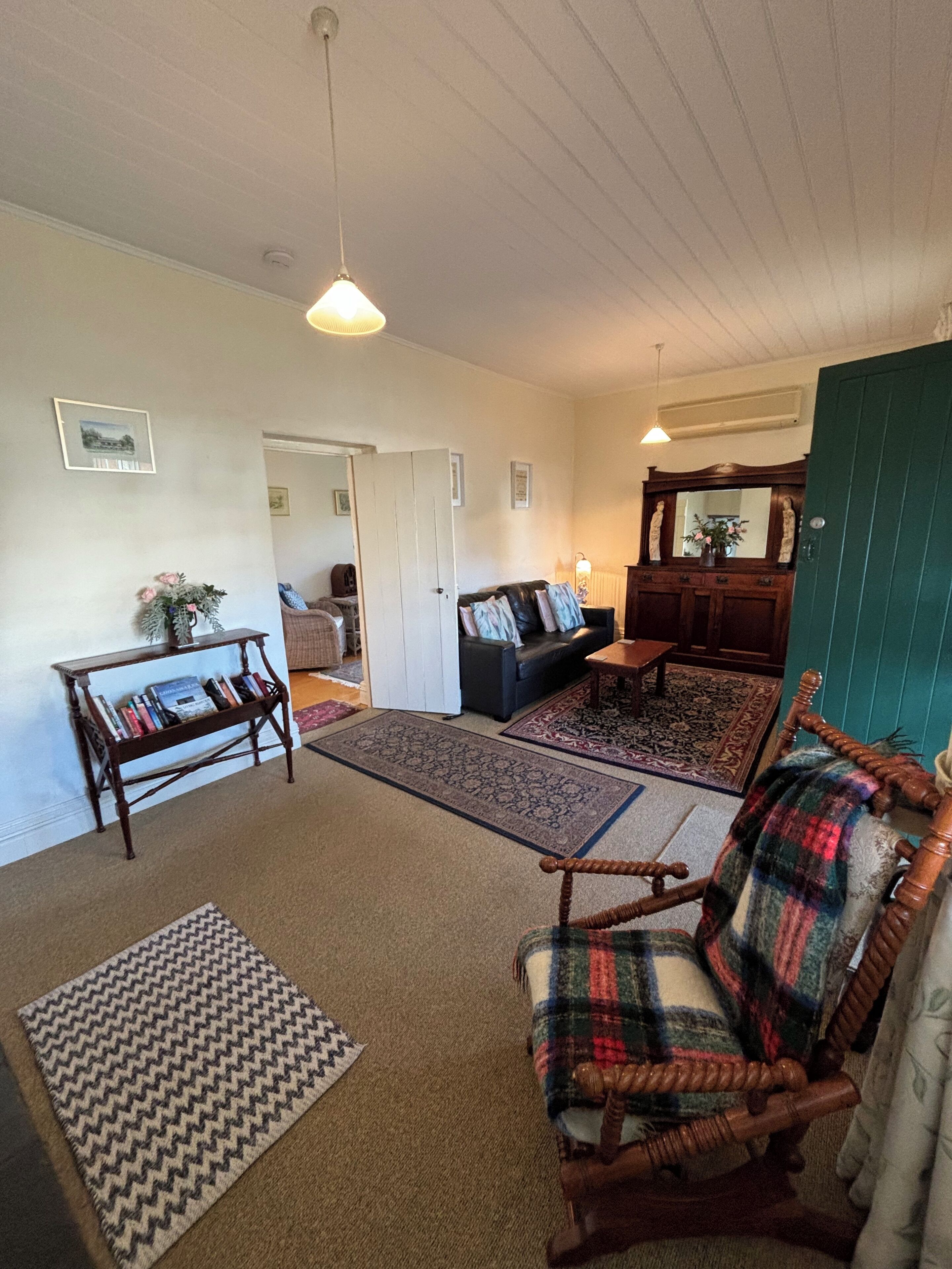 Fernseher, Kamin, DVD-Player, Bücher