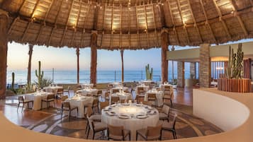 7 restauranter; serverer morgenmad, frokost og latinamerikanske retter