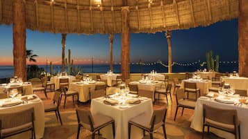 7 restaurants; breakfast, lunch and dinner served