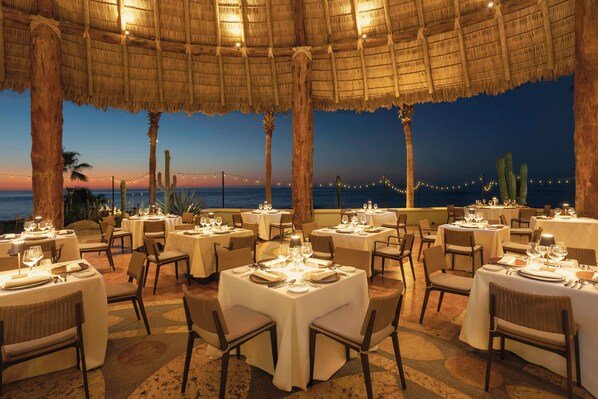 7 restaurants; breakfast, lunch, and dinner served