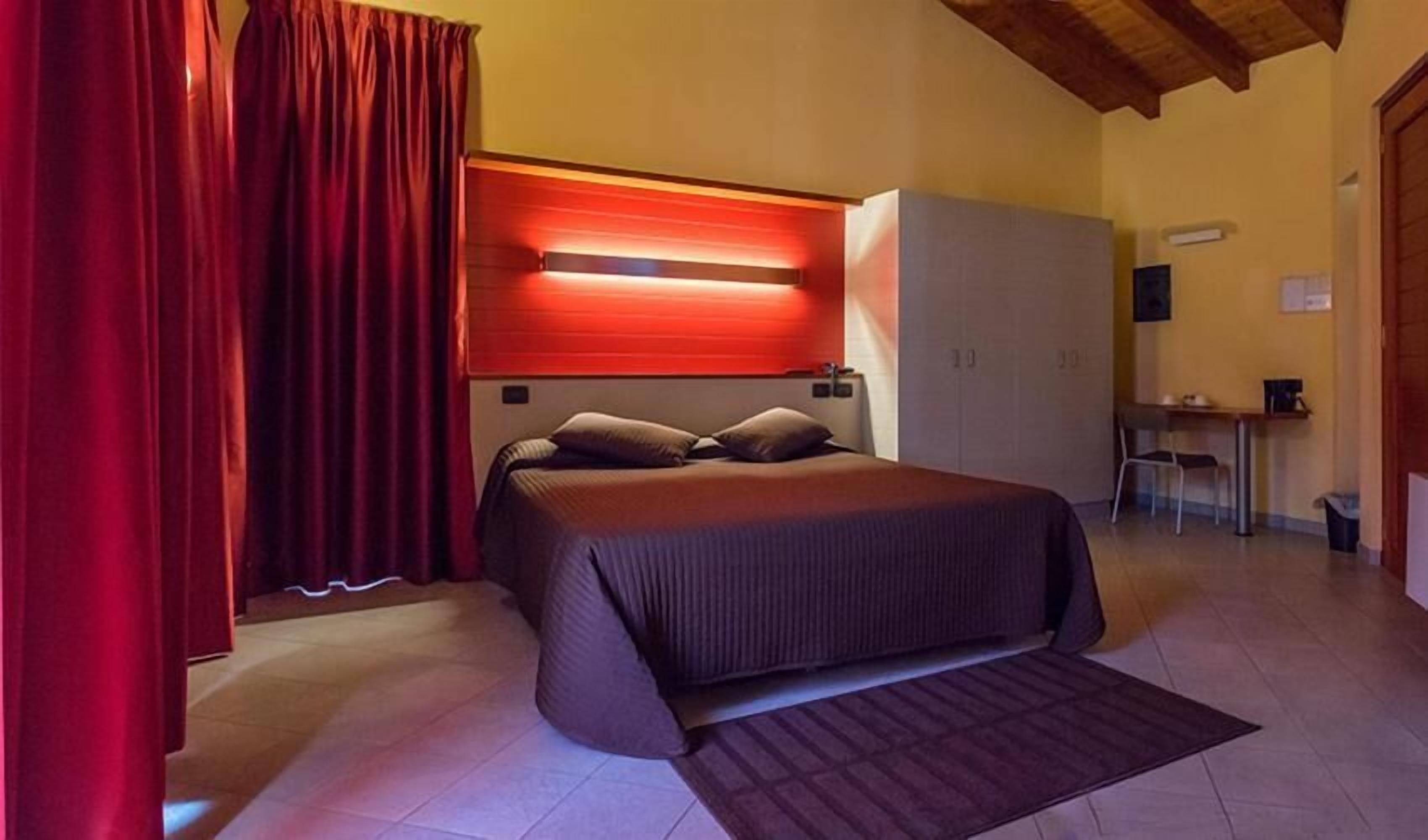Ein Schlafzimmer mit einem Bett, einem Schreibtisch und einem Kleiderschrank.