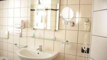 Camera, 1 camera da letto, accessibile ai disabili, patio | Bagno | Combinazione doccia/vasca, pantofole, asciugamani