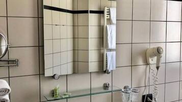 Camera, 1 camera da letto, accessibile ai disabili, patio | Bagno | Combinazione doccia/vasca, pantofole, asciugamani