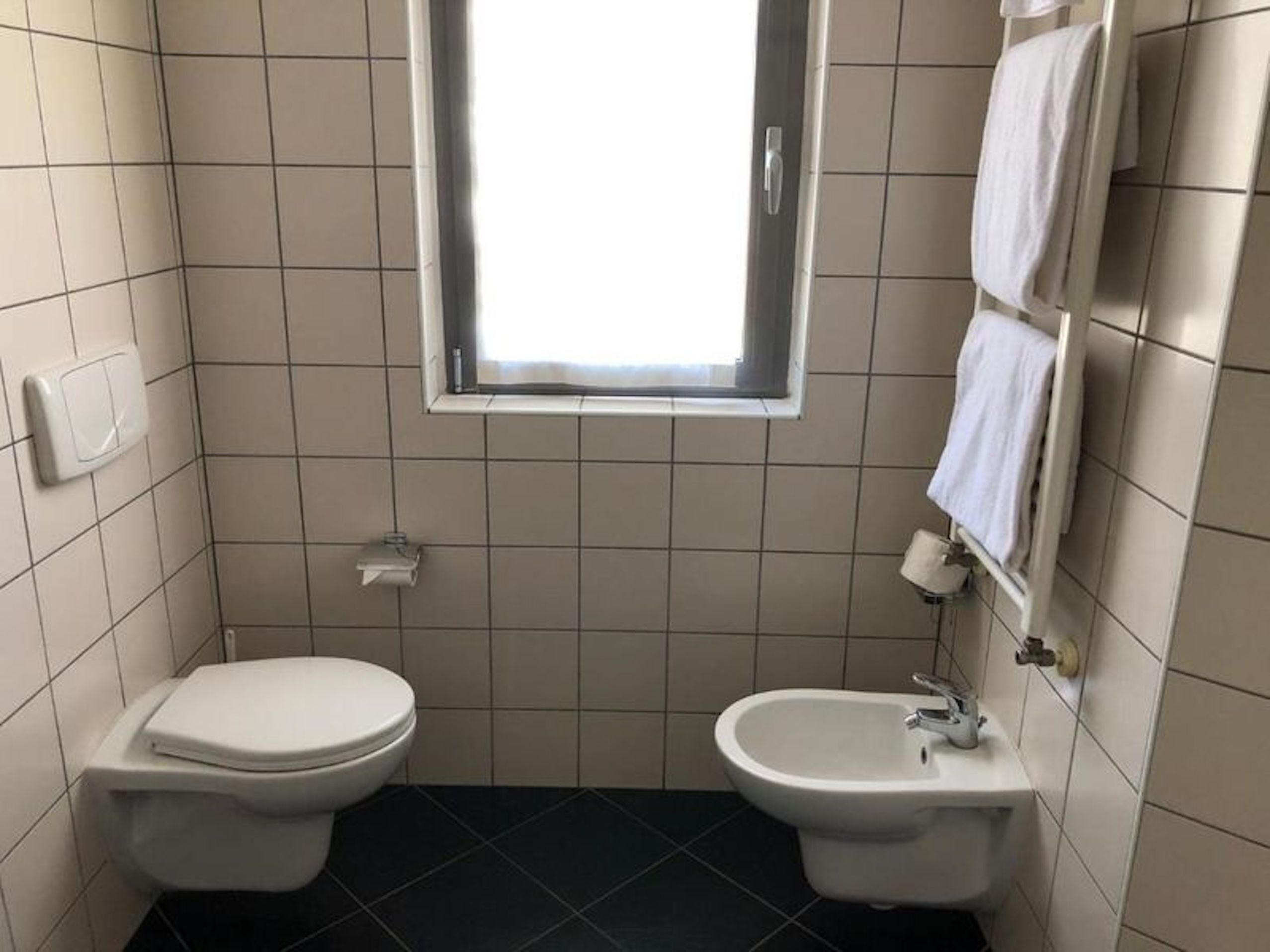 Chambre, 1 chambre, accessible aux personnes à mobilité réduite, patio | Salle de bain | Ensemble douche/baignoire, chaussons, serviettes fournies