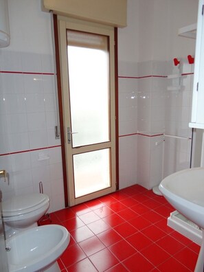 Huis, 3 slaapkamers, terras | Badkamer