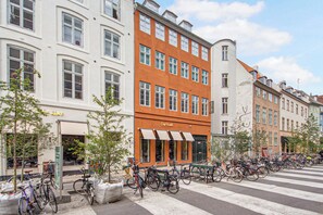 Lejlighed - 3 soveværelser - terrasse - byudsigt | Overnatningsstedets indgangsparti