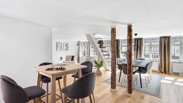 Apartment, 3 Bedrooms, Terrace, City View | Dining