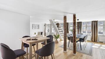 Apartment, 3 Bedrooms, Terrace, City View | Dining