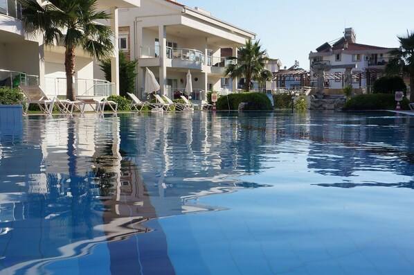 Chambre, 2 chambres, fumeurs, balcon | Piscine | Piscine extérieure