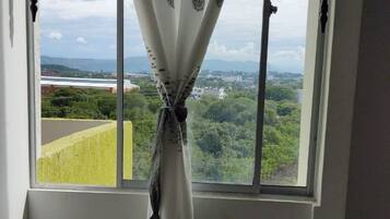 Apartment, 3 Bedrooms, Balcony, City View | Tempat makan