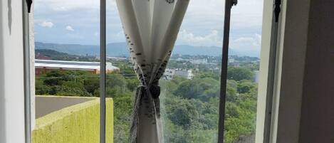 Apartment, 3 Bedrooms, Balcony, City View | Dining